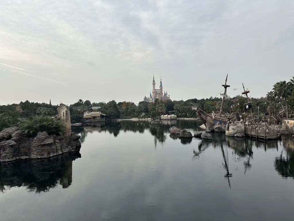 湖の向こうに上海ディズニーランドの城を望む景色