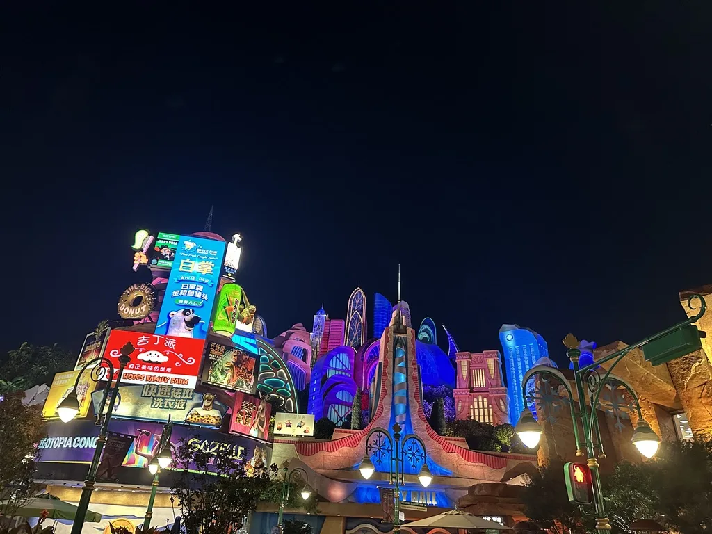色鮮やかなネオンに包まれた夜のズートピアエリア