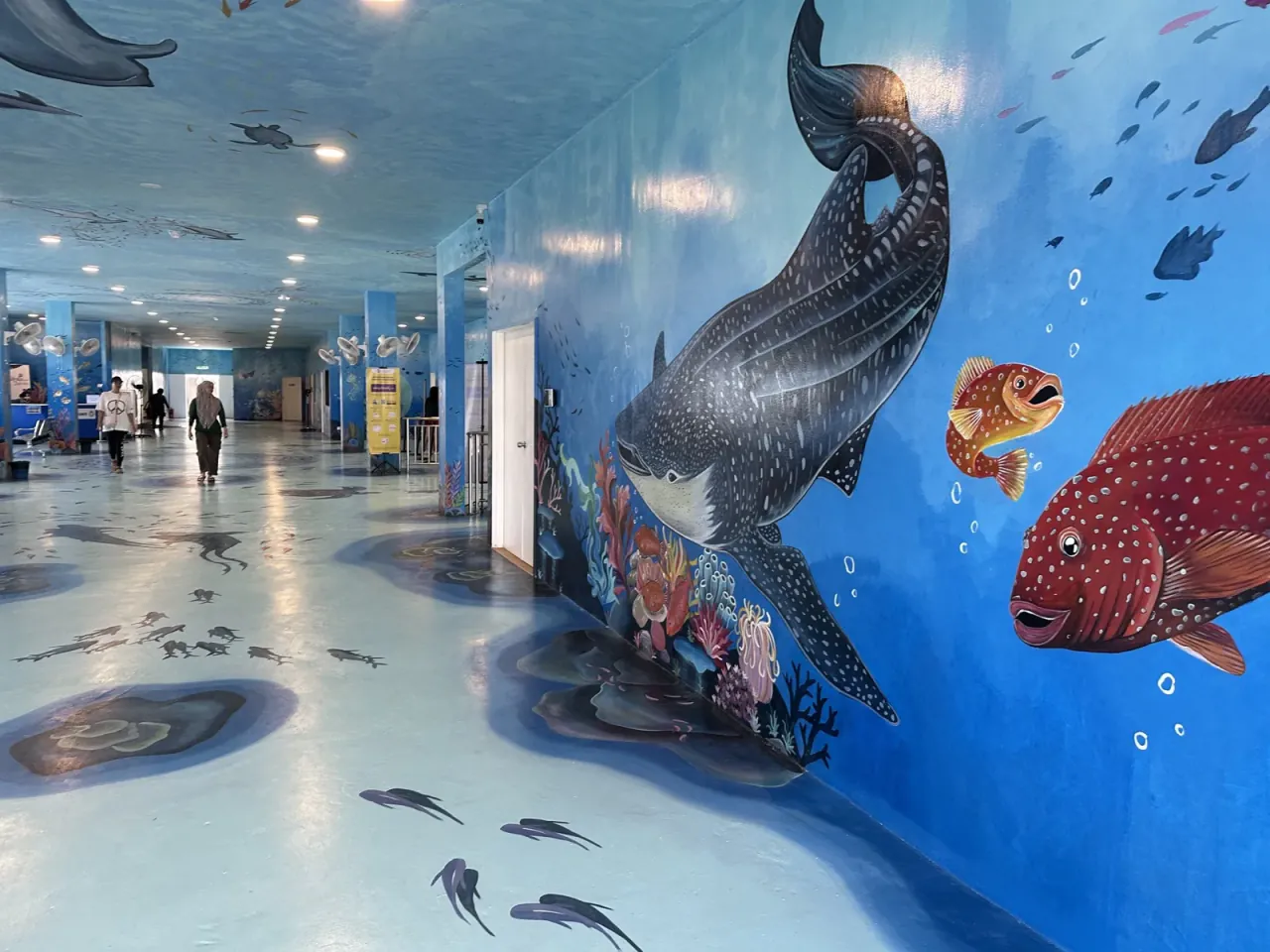 ジンベエザメや魚が描かれたターミナル内の通路