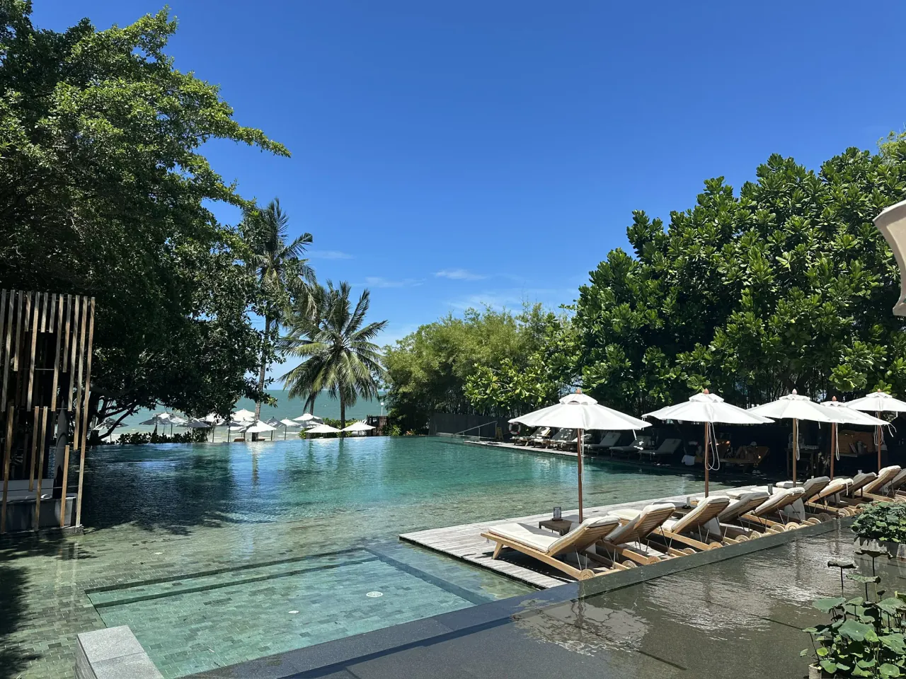 海を望むCape Nidhra Hotelのプール